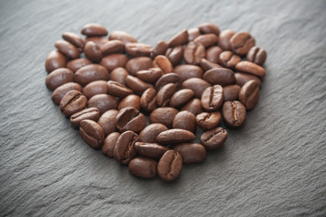 grains de café en forme de coeur sur ardoise