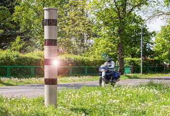 Motorradfahrer wird geblitzt