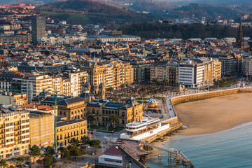 Obraz premium San Sebastian beach, city an dmountains in background