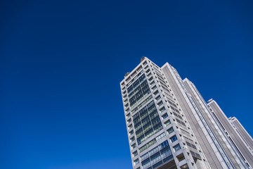 Obraz premium 青空の下の建物