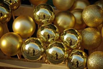Boules de Noël dorées pour les fêtes