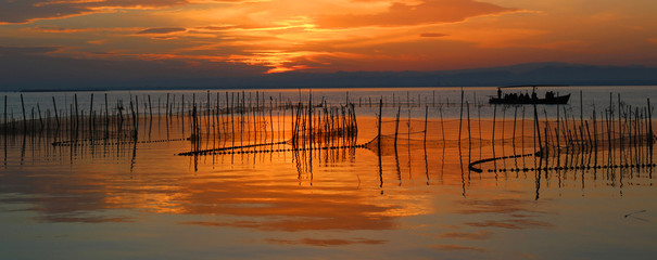 Atardecer en la Albufera de Valencia con barco
