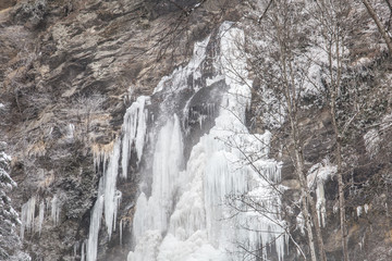 Fototapeta na wymiar Eingefrorener Wasserfall