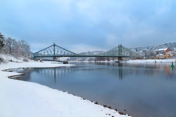 Dresden Blaues Wunder Loschwitzer Brücke mit Elbe im Winter