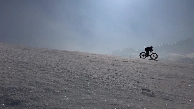 kalın tekerlekli bisikletle karlı dağlardan iniş