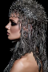  High fashion schoonheidsmodel met metalen hoofddeksels en donkere make-up en blauwe ogen op zwarte achtergrond © khosrork