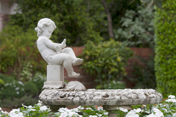 Obraz premium Statue Sculpture in public garden on tree background