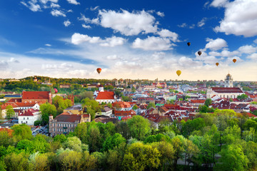 Beautiful summer panorama of Vilnius old town with colorful hot air balloons in the sky - obrazy, fototapety, plakaty