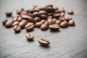 grains de café sur ardoise