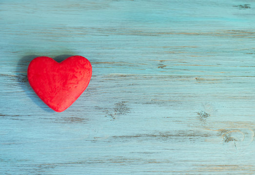 Поздравление с Днем святого Валентина, декор, красное сердце на голубом фоне 