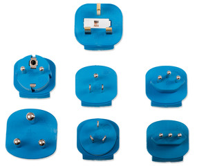 Reisestecker als Freisteller auf weißen Hintergrund 