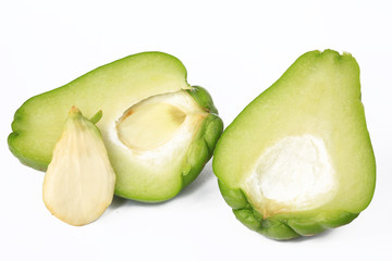  Chayote (Sechium edule) freigestellt vor weißem Hintergrund