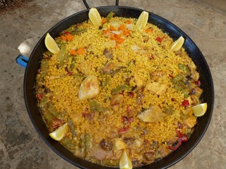 Paella fatta in casa in Andalusia, Spagna.