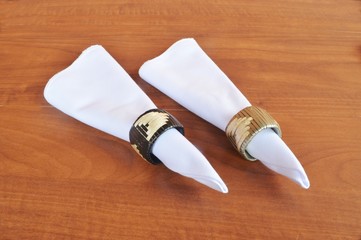 Guardanapos e presilhas ou anéis artesanais, para serviço de mesa