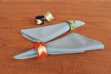 Guardanapos e presilhas ou anéis artesanais, para serviço de mesa