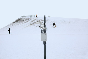 Monitoring, kamery i oświetlenie na zboczu góry. - obrazy, fototapety, plakaty