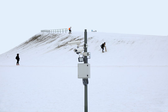 Monitoring, kamery i oświetlenie na zboczu g&oacute;ry.