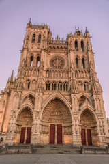 Fototapeta na wymiar Cathédrale d'Amiens au crépuscule