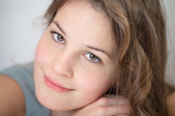 Sensible junge Frau schaut nachdenklich in die Kamera, Portr&auml;t, Nahaufnahme