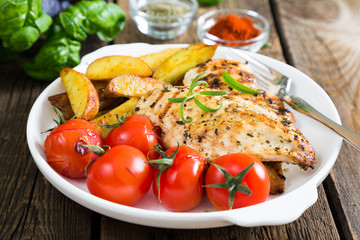 Grilled chicken fillet with vegetables