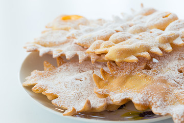 Chiacchere di carnevale su tavolo bianco