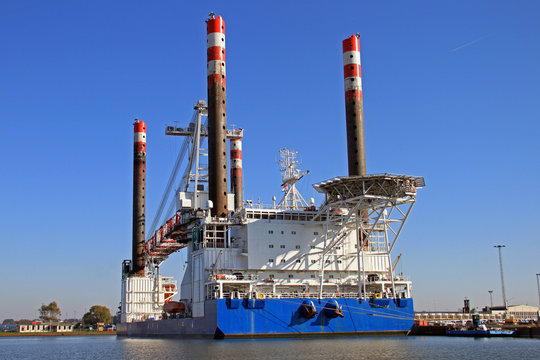 Windkrafterrichter im Hafen
