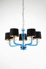 elegante lampadario in cristallo blu, con paralumi nero e oro