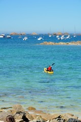 Un pêcheur en kayak de mer qui part à la pêche en Bretagne
