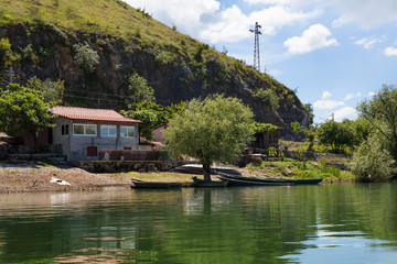 Рыбацкая деревушка на берегу Скадарского озера. Черногория. © elenagrigorieva