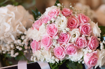 Bouquet sposa di rose nella scatola