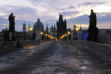 Fototapeta premium Praga, Most Karola wczesnym rankiem