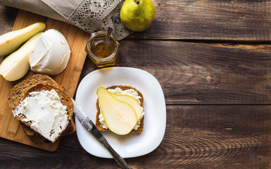 Toast with pear, ricotta cheese and honey