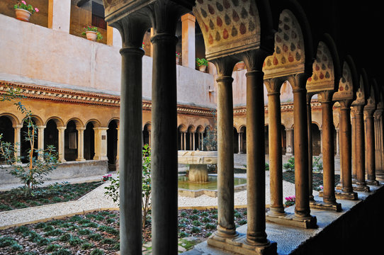 Roma, il chiostro della Basilica dei Santi Quattro Coronati al Celio