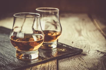 Gordijnen Whisky met ijs in glazen © anaumenko