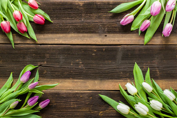 Frische Tulpen auf rustikalen Hintergrund - Frauentag - Valentin
