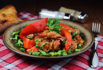 мясо тушеное с болгарским перцем,луком и зеленью