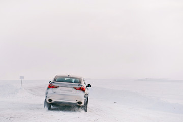 Obraz na płótnie Canvas reliable car driving on the snow (winter roads)