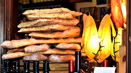 Le tipiche Schiacciate toscane all'olio di oliva in un negozio per le vie del centro di Firenze