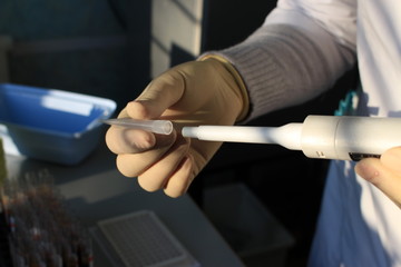Obraz premium Badania krwi wykonywane są w laboratorium biochemicznym