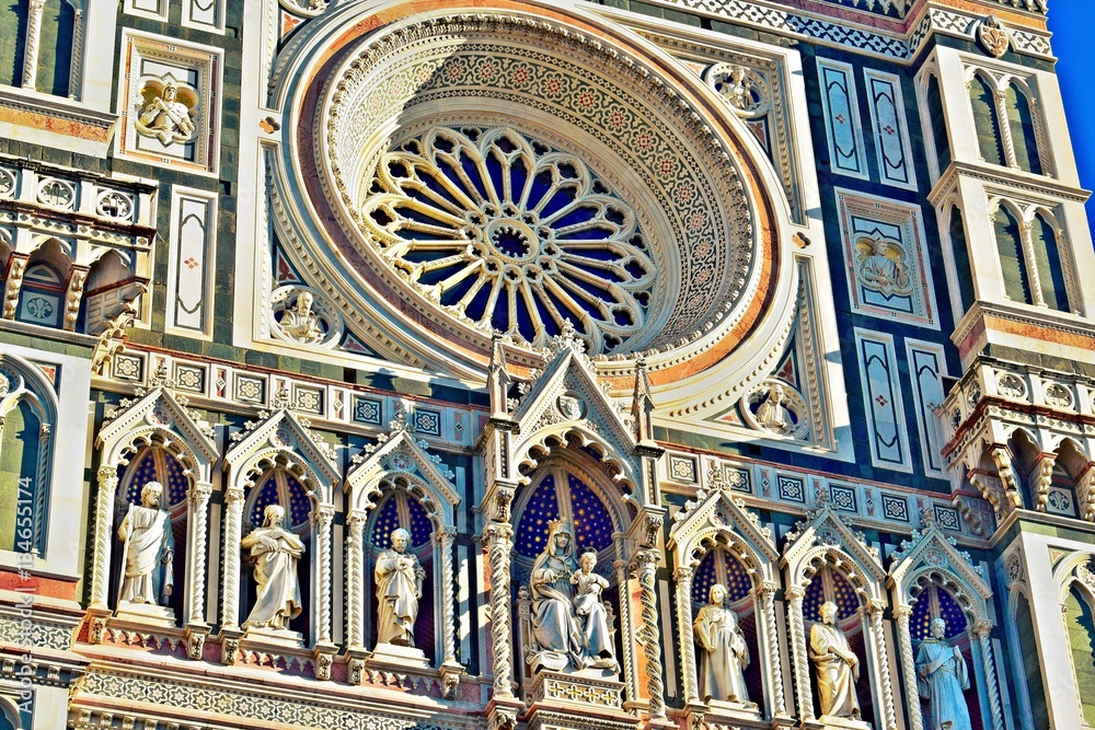 Wall mural dettagli della facciata esterna della cattedrale di santa maria del fiore a firenze, italia