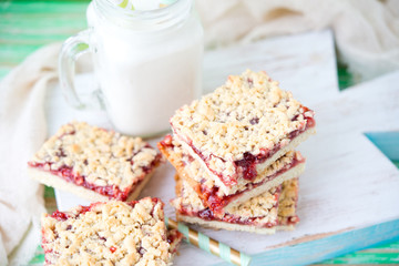 Fototapeta na wymiar Home-made shortcake with raspberry jam 