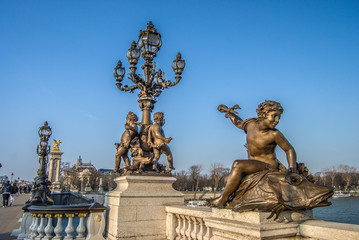 Fototapeta na wymiar Statues du Pont Alexandre III, Paris