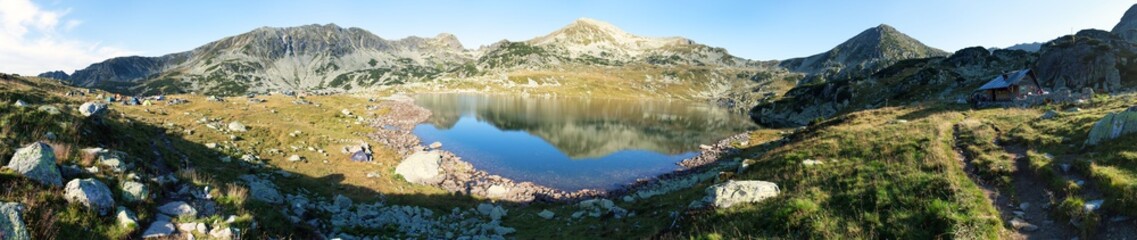 Fototapeta na wymiar Bucura lake and Retezat mountains, Romania
