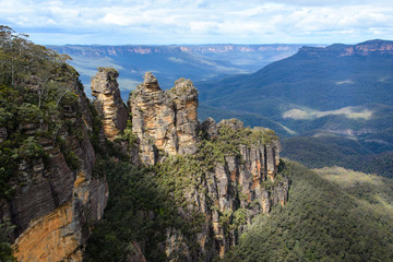 Fototapeta na wymiar Three Sisters, Blue Mountains of Australia