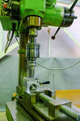 ネジ立てボール盤