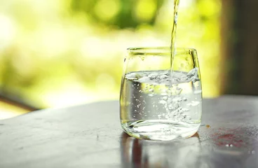 Fototapeten Glas klares Wasser auf dem Tisch © xo4uphoto