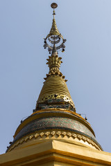 Naklejka premium golden pagoda in thai temple