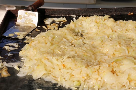 pile of sliced onions and blanched to the plate in a food stall