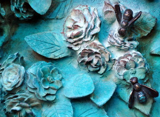 Obraz premium Sagrada familia - Fantasievolles Ornament mit Blumen und Bienen des Künstlers Etsuro Sotoo am Barmherzigkeitsportal