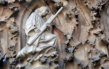 Musizierender Engel an der Geburtsfassade der Sagrada Familia